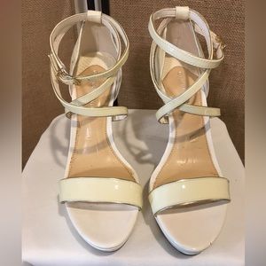 “GIANNI BINI – EMILY” PATENT LEATHER STRAPPY PLATFORM SANDALS – SZ 9